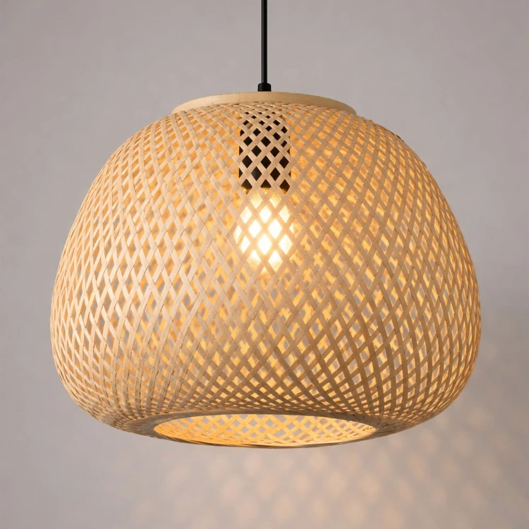 Lampa sufitowa bambusowa E27 to stylowe oświetlenie do salonu i sypialni. Ażurowa konstrukcja z naturalnego bambusa wprowadza ciepły klimat i podkreśla aranżację wnętrza.