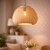 Czarna lampa wisząca z bambusowym kloszem to idealny wybór do wnętrz skandynawskich i nowoczesnych. Subtelne światło i naturalne materiały tworzą harmonijną przestrzeń.