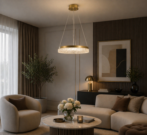 Złota lampa wisząca LED Pantal 50 cm w aranżacji nad stołem. Smukły ring i akrylowy klosz zapewniają równomierne, przyjemne światło do codziennego użytkowania.