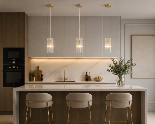 Złota lampa MERTO Italux 1xE14 to nowoczesne oświetlenie sufitowe z transparentnym kloszem. Idealna nad blat, wyspę lub do salonu, łączy funkcjonalność z eleganckim designem.