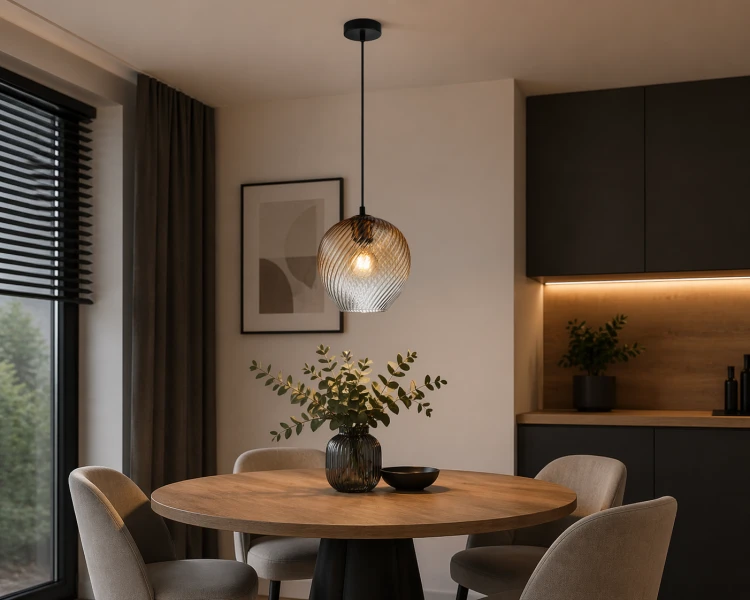 Stylowa lampa wisząca ALIAS Italux z czarną konstrukcją i bursztynowym kloszem doda wnętrzu ciepła i charakteru. Doskonała do salonu, sypialni i jadalni. Wybierz jakość i design