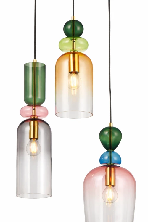 Nowoczesna lampa sufitowa MANSO Italux z kolorowymi kloszami ze szkła i złotą oprawą. Trzy źródła światła E14 zapewniają dobre oświetlenie, a wyjątkowy design idealnie pasuje do wnętrz glamour i modern.