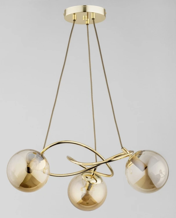 VELTA Alfa 3xE14 to designerska lampa sufitowa w stylu glamour i modern. Bursztynowe kule subtelnie rozpraszają światło, tworząc wyjątkowy nastrój w salonie, jadalni lub sypialni.