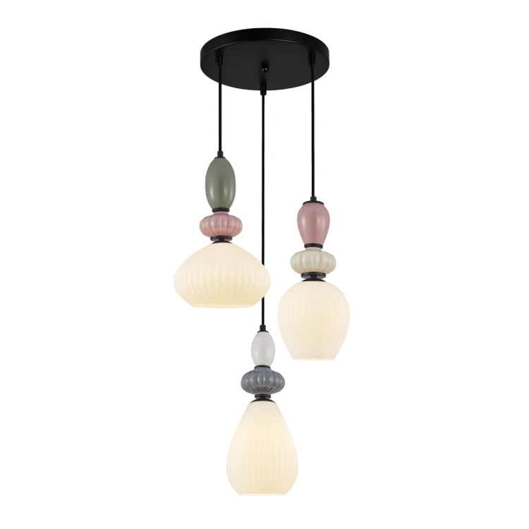 Lampa wisząca ALTRA 3xE27 to nowoczesne oświetlenie z pastelowymi kloszami w odcieniach bieli, szarości i różu. Średnica 46 cm, wysokość 143 cm. Idealna do salonu, jadalni i sypialni. Stylowy design i możliwość wyboru żarówek.