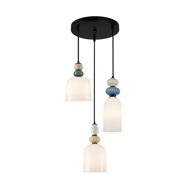 Lampa wisząca BONATA 3xE27 Italux to nowoczesne oświetlenie z kolorowymi detalami. Średnica 35 cm, wysokość 137 cm. Trzy szklane klosze zapewniają równomierne światło. Idealna do salonu, jadalni i kuchni nad stół lub wyspę.