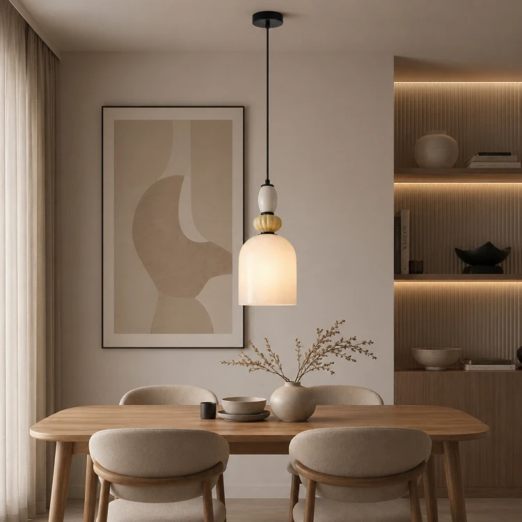 BONATA 1xE27 Italux to stylowa lampa wisząca do nowoczesnych wnętrz. Szklany klosz i stonowane kolory zapewniają elegancki wygląd oraz komfortowe oświetlenie. Doskonała nad stół, wyspę kuchenną lub jako punkt świetlny w salonie.