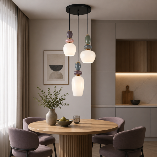 Nowoczesna lampa MARTELO Italux 3xE27 łączy elegancką formę z modnymi kolorami. Szklane klosze równomiernie rozpraszają światło, tworząc przytulny klimat. Idealna do wnętrz w stylu japandi i nowoczesnym.