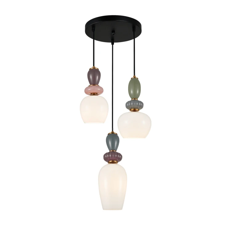 Lampa wisząca MARTELO 3xE27 Italux to nowoczesne oświetlenie z kolorowymi detalami i złotym wykończeniem. Trzy szklane klosze zapewniają miękkie światło, idealne do salonu, jadalni lub kuchni nad wyspą.