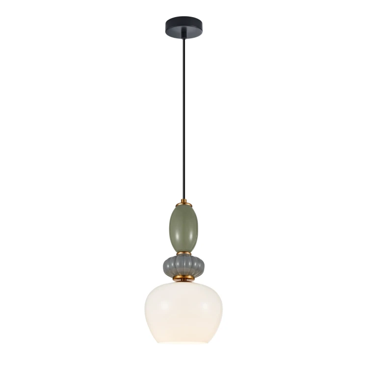 Lampa wisząca MARTELO 1xE27 Italux to nowoczesne oświetlenie z eleganckimi, kolorowymi detalami. Szklany klosz zapewnia miękkie światło, idealne do salonu, jadalni lub kuchni nad wyspą.