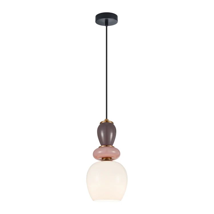 Lampa wisząca MARTELO 1xE27 Italux to nowoczesne oświetlenie z eleganckimi, kolorowymi detalami w odcieniach różu i fioletu. Szklany klosz zapewnia miękkie światło, idealne do sypialni, salonu lub jadalni.