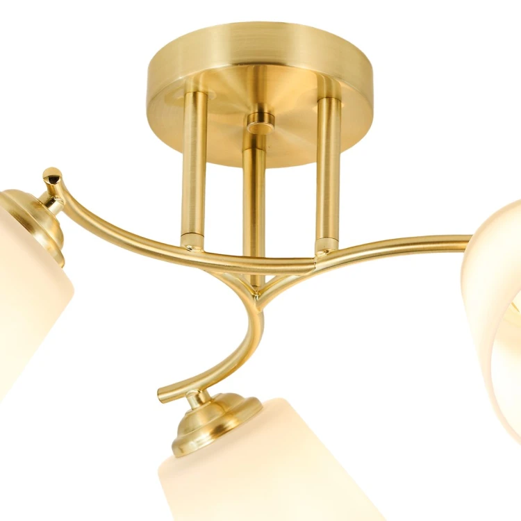 Lampa sufitowa Pafos 3xE27 złota z mlecznymi kloszami to idealne rozwiązanie do oświetlenia salonu i jadalni. Trzy źródła światła zapewniają komfort użytkowania, a klasyczny design pasuje do wielu aranżacji.