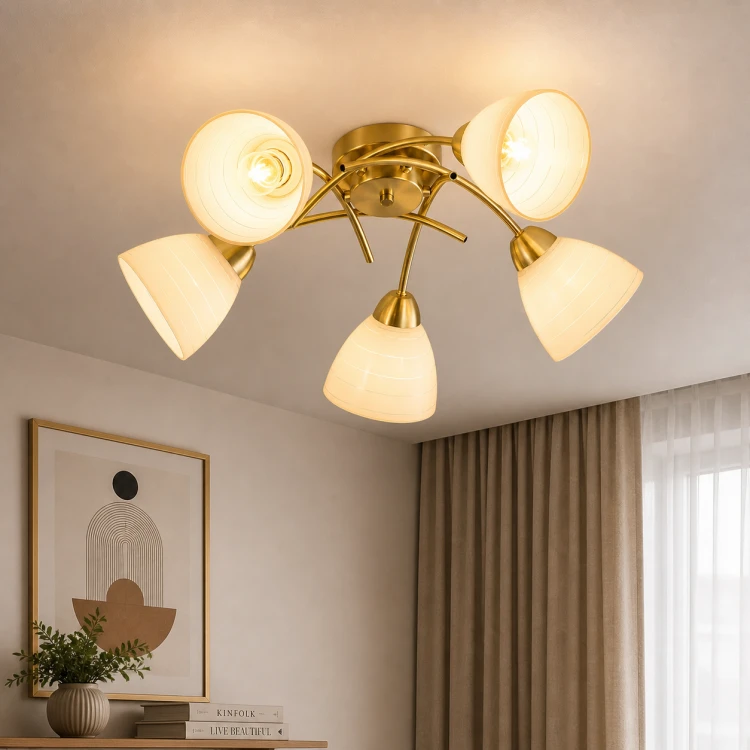 Stylowa lampa sufitowa CLARA 5xE27 łączy klasyczną formę z nowoczesnym wykończeniem. Złota konstrukcja i szklane klosze zapewniają elegancki wygląd oraz równomierne oświetlenie. Idealna do wnętrz nowoczesnych i klasycznych.