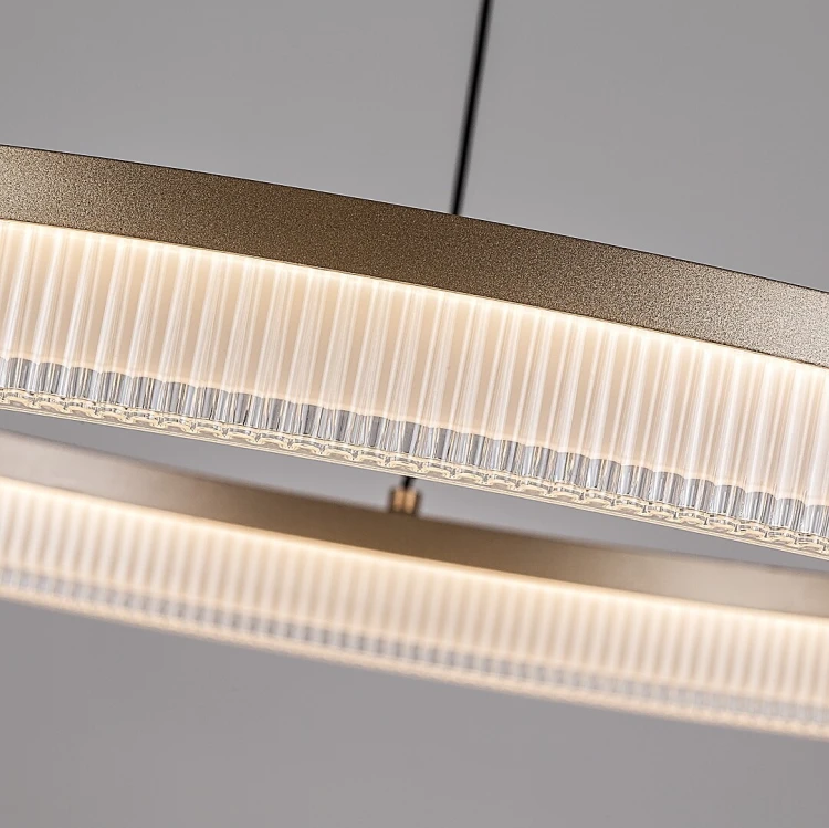 Rivona 24W LED to nowoczesna lampa wisząca z regulacją światła i pilotem. 3540 lm zapewnia dobre oświetlenie, a elegancki design pasuje do salonu i jadalni.