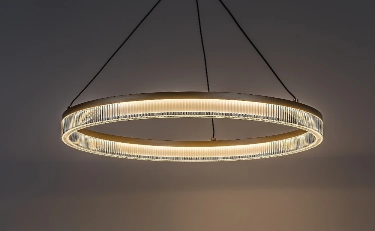 Rábalux Rivona 24W to stylowa lampa wisząca LED o strumieniu 3540 lm. Złoty ring i biały klosz tworzą elegancki efekt. Idealna do jadalni, salonu i nowoczesnych wnętrz.