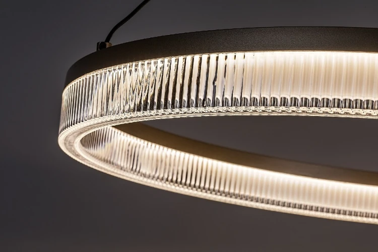Lampa wisząca Rivona LED 24W 3540 lm zapewnia jasne i energooszczędne światło. CCT, ściemnianie, pilot i tryb nocny gwarantują wygodne użytkowanie na co dzień.