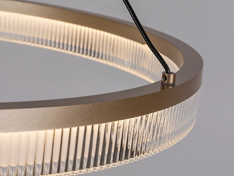Złota lampa wisząca Rivona LED 24W to idealne oświetlenie nad stół. Regulacja barwy światła, ściemnianie i pilot z pamięcią pozwalają stworzyć idealny klimat.