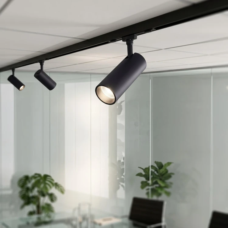 Milagro ML2613 LED 5W to oświetlenie punktowe z kątem świecenia 24°. CRI ≥90 i regulacja CCT zapewniają naturalne odwzorowanie kolorów i komfort użytkowania.