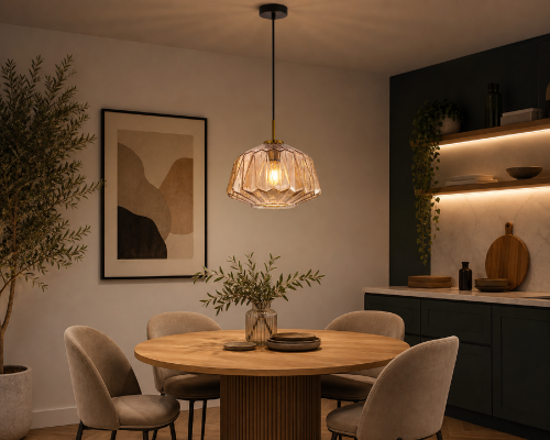 Nowoczesna lampa ANTITA 1xE27 Italux z efektownym bursztynowym kloszem tworzy przytulny klimat w każdym wnętrzu. Doskonała do jadalni, kuchni i sypialni. Wysokość 108 cm i średnica 30 cm sprawiają, że świetnie prezentuje się nad stołem.