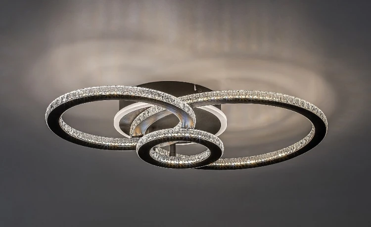 Stylowa lampa sufitowa Rábalux Maziar z trzema ringami LED i funkcją zmiany barwy światła. Idealna do nowoczesnego salonu, jadalni lub sypialni. Pilot i ściemnianie w zestawie.