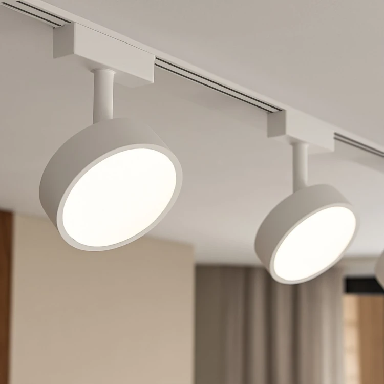 Nowoczesna oprawa LED 48V do szyn magnetycznych oferuje energooszczędne światło, funkcję CCT i możliwość ściemniania. Minimalistyczny biały design doskonale wpisuje się w nowoczesne, loftowe i minimalistyczne aranżacje wnętrz.