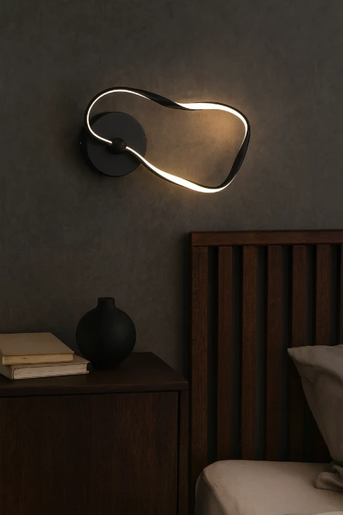 Kinkiet AMAYA czarny LED Italux WL-22782-BL to nowoczesne oświetlenie ścienne o eleganckim designie. 20W LED, 1200 lm i wybór barwy światła 3000K/4000K/6000K sprawiają, że idealnie pasuje do salonu, sypialni i korytarza. Gwarancja 5 lat.