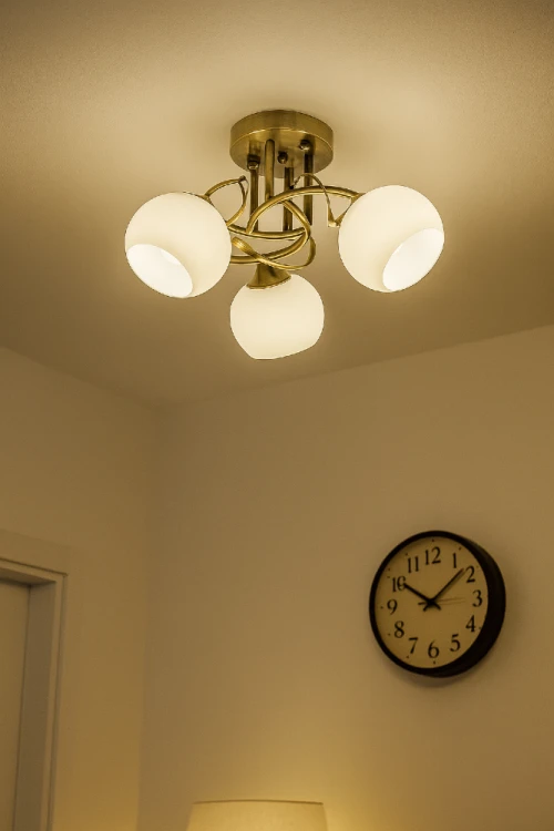 Lampa sufitowa ODETA Venti W-N2465/3 AB w kolorze patyny z trzema białymi kloszami. Styl klasyczny, wykonanie metal i szkło. Wymiary: średnica 48 cm, wysokość 23 cm. Źródło światła 3x E27 60W (brak w zestawie, możliwość LED