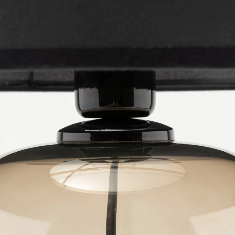 Lampka stołowa MELODY 5988 z topazową podstawą i czarnym abażurem tworzy nastrojowe oświetlenie do sypialni oraz salonu. Elegancki design i wysokiej jakości materiały sprawiają, że jest wyjątkową dekoracją wnętrza.