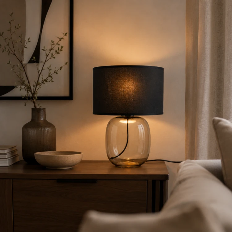 Szukasz eleganckiej lampki stołowej? MELODY 5988 TK Lighting zachwyca połączeniem szkła i czerni. Gwint E27 umożliwia dobór idealnej żarówki, a ponadczasowy wygląd pasuje do wnętrz glamour i nowoczesnych.