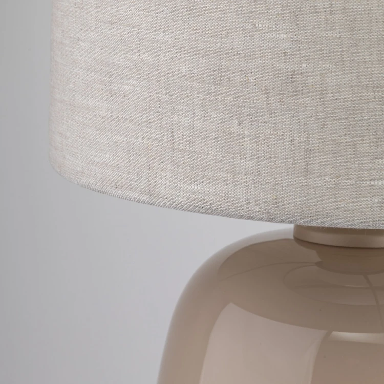 Lampka MELODY 16182 marki TK Lighting wyposażona została w oprawkę E27, która umożliwia dobór odpowiedniej żarówki LED. To doskonałe rozwiązanie do stworzenia przyjemnego oświetlenia w sypialni lub salonie.