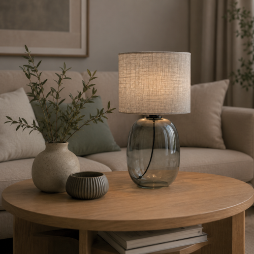 Szukasz designerskiej lampki stołowej? MELODY 5987 TK Lighting to połączenie grafitowego szkła, szarej tkaniny i nowoczesnej formy. Idealna na stolik nocny, komodę lub biurko.