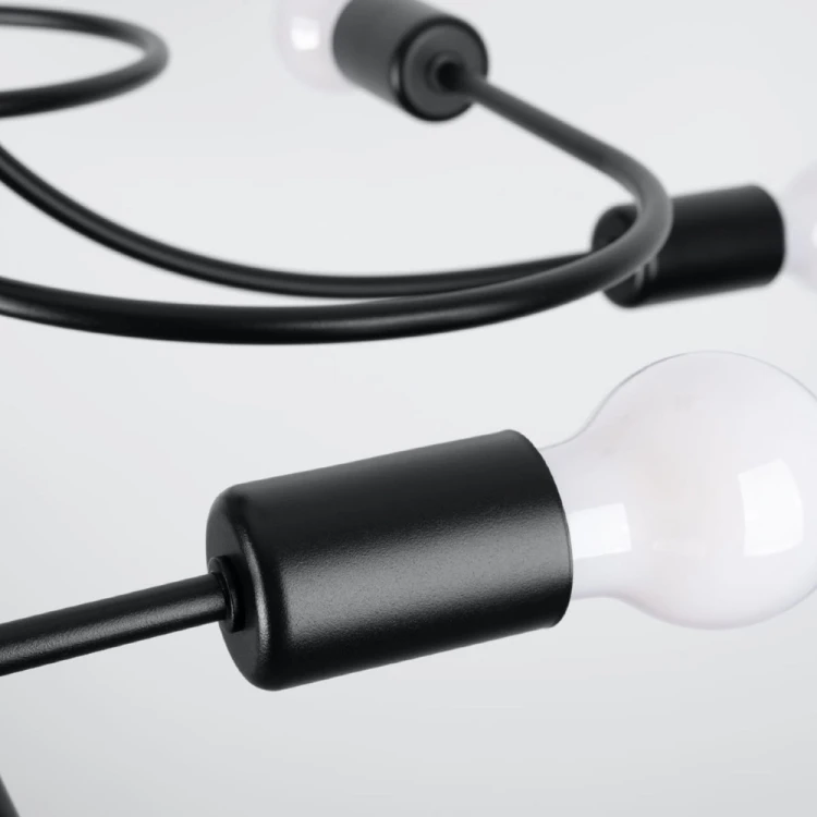 Efektowna lampa sufitowa Sollux LEVAR SL.1457 z 8 źródłami światła E27 doskonale uzupełni nowoczesne, loftowe i industrialne wnętrza. Solidna stalowa konstrukcja zapewnia trwałość oraz ponadczasowy wygląd.