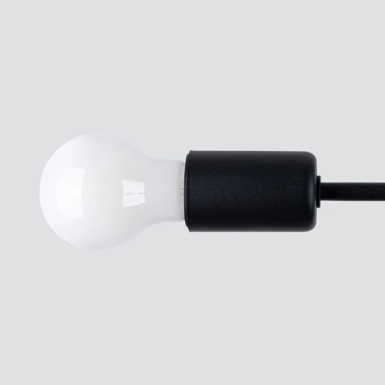 Czarna lampa sufitowa NORAH marki Sollux to idealny wybór do wnętrz loftowych i minimalistycznych. Solidna stalowa konstrukcja oraz trzy źródła światła E27 zapewniają estetykę i funkcjonalność na co dzień.