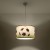 Lampa wisząca FOOTBALL marki Sollux łączy praktyczne oświetlenie z wyjątkowym designem. Motyw piłkarski sprawia, że model świetnie sprawdzi się w pokoju dziecka, tworząc przyjazną przestrzeń do zabawy i nauki.