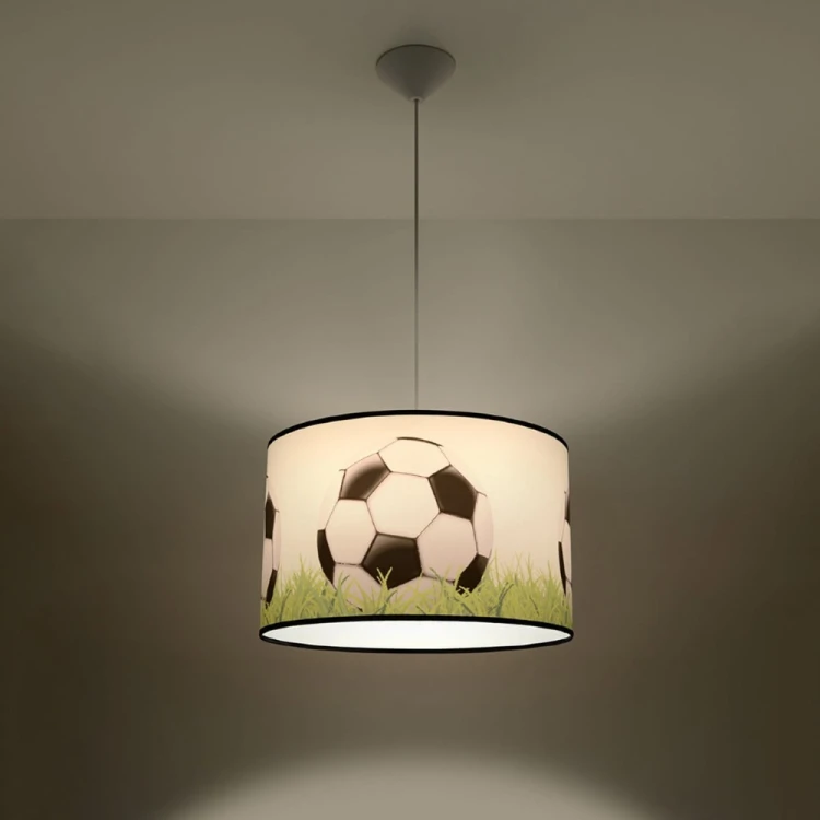Lampa wisząca FOOTBALL marki Sollux łączy praktyczne oświetlenie z wyjątkowym designem. Motyw piłkarski sprawia, że model świetnie sprawdzi się w pokoju dziecka, tworząc przyjazną przestrzeń do zabawy i nauki.