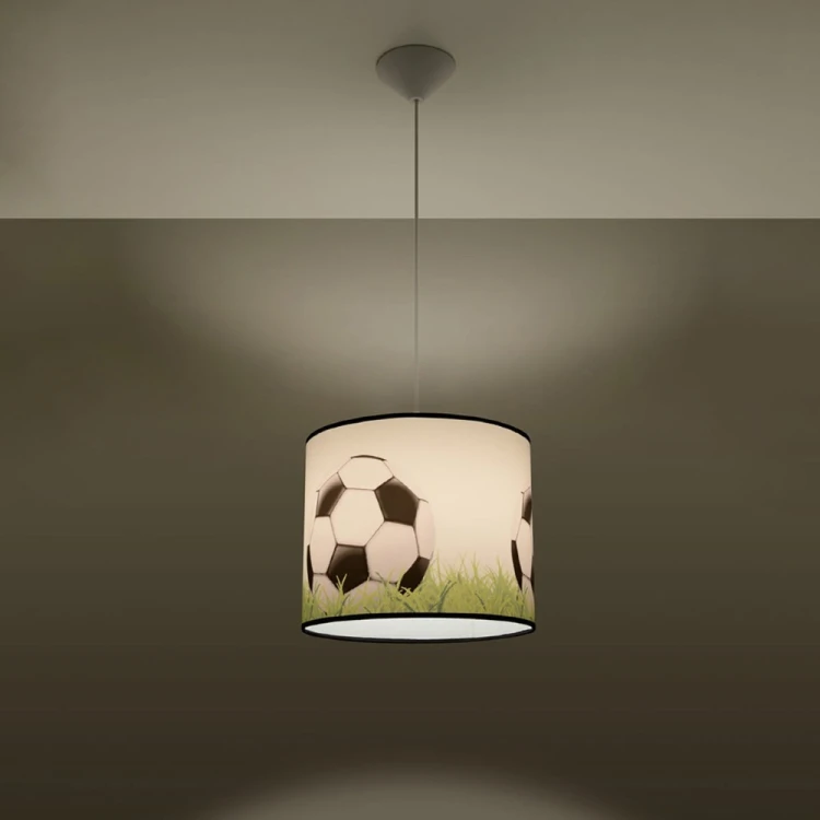 Sportowa lampa wisząca FOOTBALL marki Sollux została stworzona z myślą o małych piłkarzach. Motyw piłki nożnej na zielonej murawie nadaje wnętrzu wyjątkowego charakteru i sprawia, że pokój staje się bardziej przyjazny.