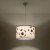 Lampa sufitowa FOOTBALL z motywem piłki nożnej zachwyci każdego młodego sportowca. Duży abażur o średnicy 40 cm zapewnia równomierne rozproszenie światła, a uniwersalne kolory pasują do wielu aranżacji dziecięcych i młodzieżowych.