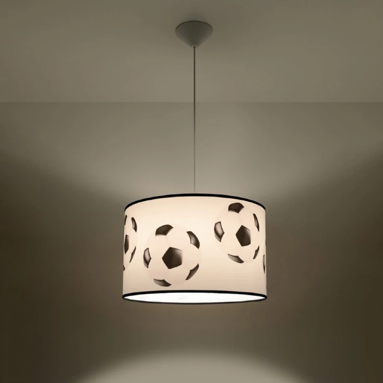 Lampa sufitowa FOOTBALL z motywem piłki nożnej zachwyci każdego młodego sportowca. Duży abażur o średnicy 40 cm zapewnia równomierne rozproszenie światła, a uniwersalne kolory pasują do wielu aranżacji dziecięcych i młodzieżowych.