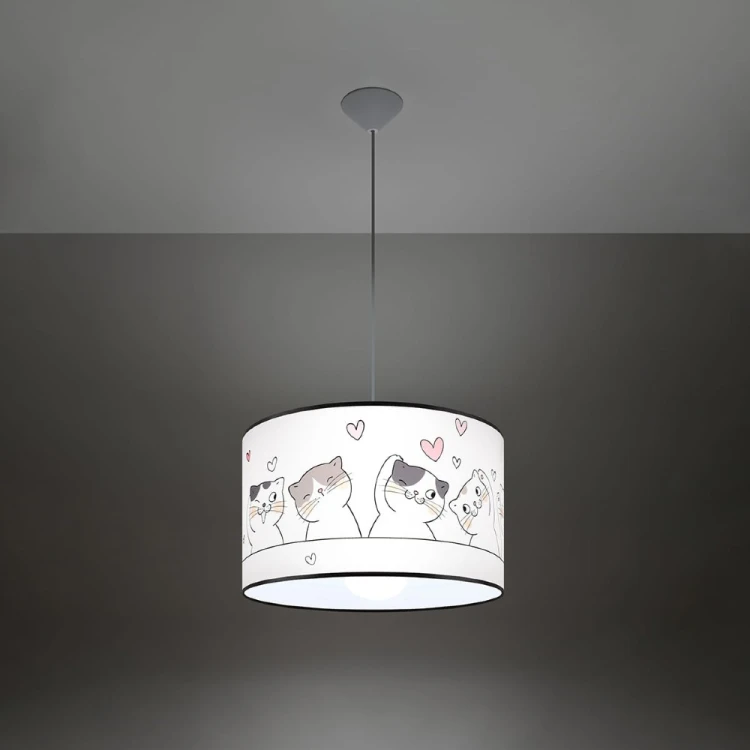 Lampa wisząca dziecięca 1xE27 z kolorowym wzorem kotków zachwyci każdą miłośniczkę zwierząt. Duży klosz o średnicy 40 cm zapewnia równomierne oświetlenie, a pastelowe motywy tworzą przyjazną atmosferę.