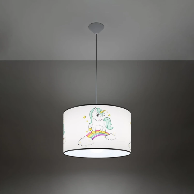 Lampa dziecięca UNICORN SL.1413 to połączenie funkcjonalności i bajkowego wzornictwa. Kolorowy abażur z motywem jednorożca przyciąga uwagę, a możliwość zastosowania żarówki LED E27 zapewnia komfort użytkowania.