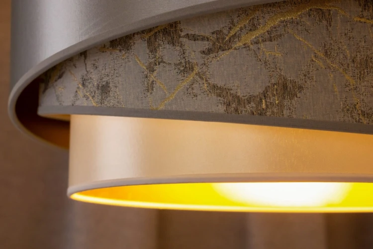 KOBO Duolla 605502 to designerska lampa sufitowa z efektownym wzorem szarego marmuru. Delikatna organza i biały atłas tworzą harmonijną całość, która podkreśla charakter nowoczesnych i eleganckich wnętrz.