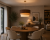 DEVON Duolla to designerska lampa wisząca inspirowana naturalnymi kolorami ziemi. Trójwarstwowy abażur z miękkiego zamszu nadaje wnętrzu elegancji, a złote wnętrze pięknie podkreśla ciepły charakter światła.