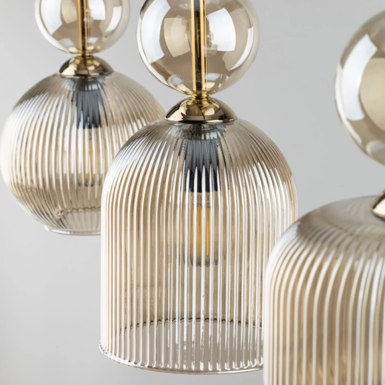 Elegancka lampa wisząca SOPHIA TK-Lighting 11042 z trzema kloszami cognac tworzy przytulny klimat i efektowną dekorację wnętrza. Idealna do kuchni, jadalni i salonu w stylu glamour lub modern classic.
