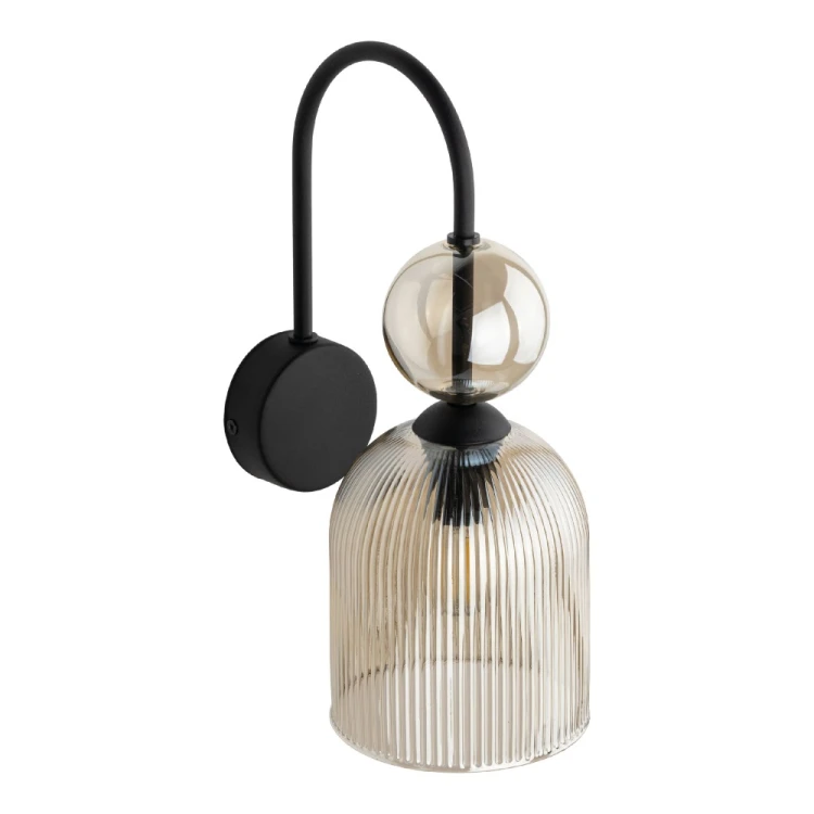 SOPHIA 1xE14 to elegancka lampa ścienna glamour z czarnym stelażem i dekoracyjnym szkłem koniakowym. Kinkiet świetnie sprawdzi się jako klimatyczne oświetlenie salonu lub nowoczesnej sypialni.