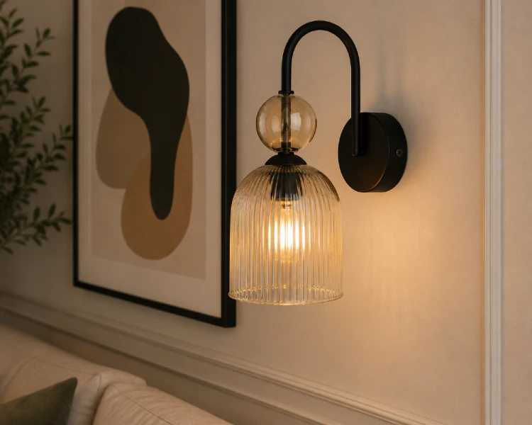 Elegancki kinkiet glamour SOPHIA TK-Lighting 11140 to dekoracyjne oświetlenie ścienne z kloszem ze szkła koniakowego. Idealny do nowoczesnych wnętrz, salonu, sypialni oraz klimatycznych aranżacji loftowych.