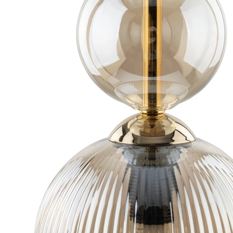 Elegancka lampa wisząca SOPHIA z kloszem ze szkła cognac tworzy przytulny klimat i nowoczesny wygląd wnętrza. Idealna do salonu, jadalni, kuchni oraz stylowych aranżacji glamour.