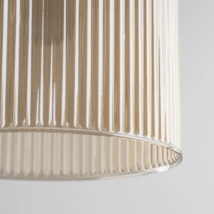 SOPHIA 1xE14 TK-Lighting to nowoczesna lampa wisząca z ryflowanym kloszem koniakowym. Minimalistyczna forma i ciepłe światło doskonale podkreślają elegancki charakter nowoczesnego wnętrza.