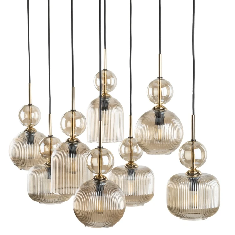Lampa SOPHIA 8xE14 Cognac to efektowne oświetlenie typu kaskada z ryflowanym szkłem i złotymi detalami. Doskonale prezentuje się w wysokich wnętrzach, salonach oraz przy schodach.
