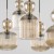 Elegancka lampa wisząca SOPHIA z ośmioma kloszami ze szkła cognac tworzy przytulny klimat i luksusowy wygląd wnętrza. Idealna do salonu, jadalni, holu i nowoczesnej klatki schodowej.