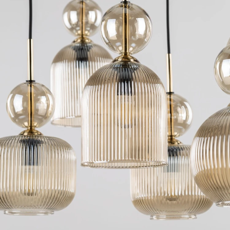 Elegancka lampa wisząca SOPHIA z ośmioma kloszami ze szkła cognac tworzy przytulny klimat i luksusowy wygląd wnętrza. Idealna do salonu, jadalni, holu i nowoczesnej klatki schodowej.