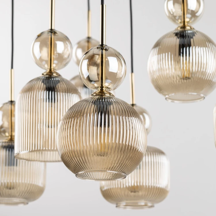 SOPHIA 8xE14 TK-Lighting to nowoczesna lampa kaskadowa z ryflowanymi kloszami koniakowymi. Designerska forma i ciepłe światło doskonale podkreślają elegancki charakter wnętrza.